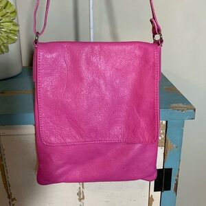 Vera Pelle Fuchsia 100% Leather Crossbody Bag. Made in Italy.